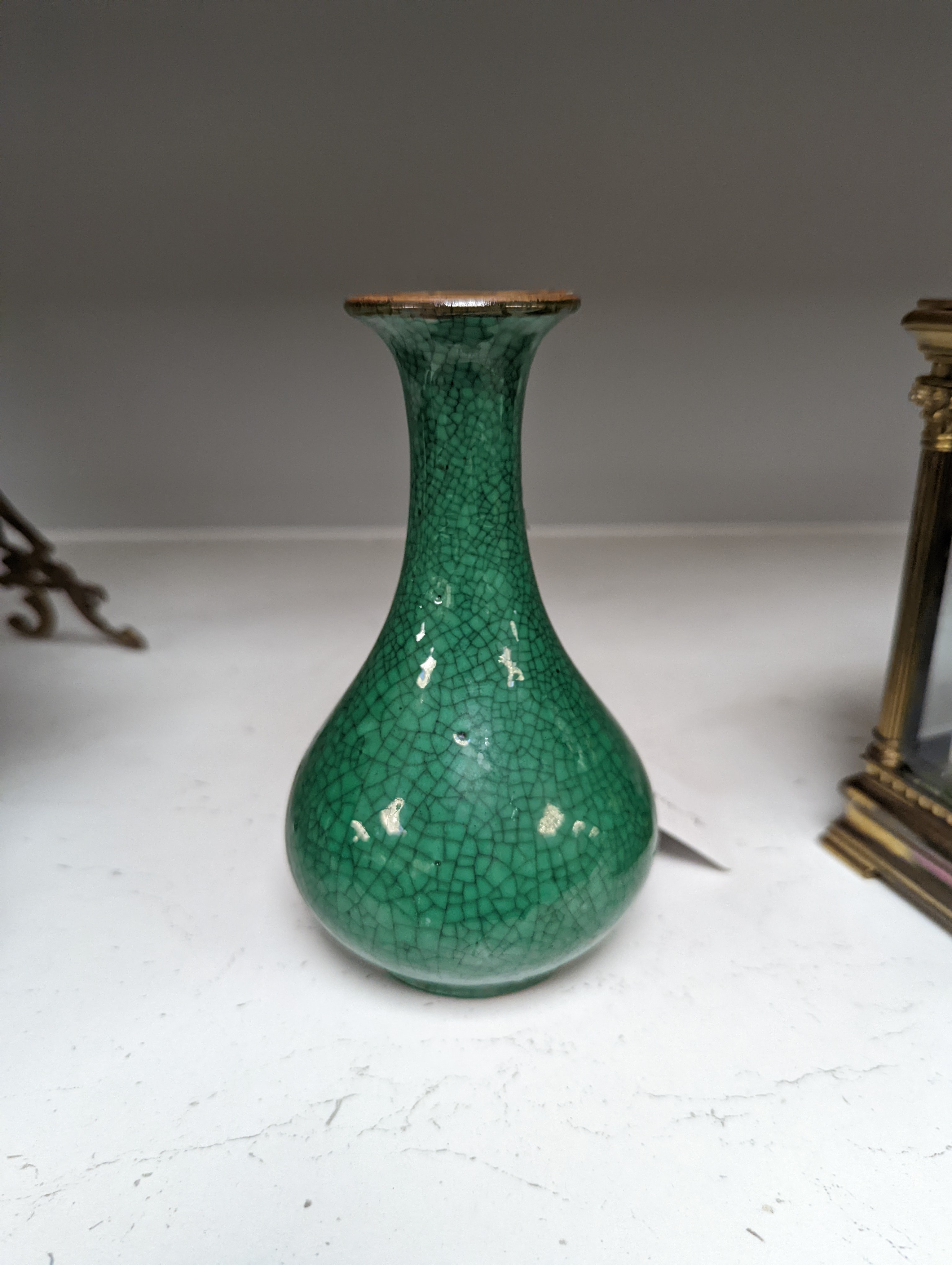 A Chinese green crackle glaze vase 15cm